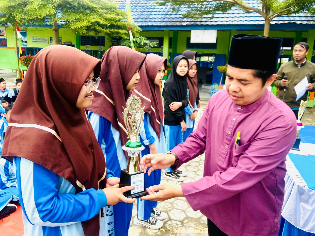 Syavira Asilya Zalfa, Siswi VIII A, Jadi Juara Olimpiade Madrasah Indonesia (OMI) Cabang IPA MTsN 6 Kerinci Syavira Asilya Zalfa, Siswi VIII A, Jadi Juara Olimpiade Madrasah Indonesia (OMI) Cabang IPA MTsN 6 Kerinci