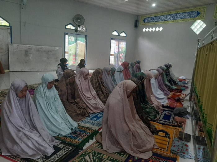 Kelas 8 Laksanakan Salat Dhuha dengan Khusyuk, Aprial Bertindak sebagai Imam dan Arzam sebagai Bilal
