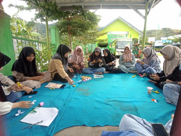 Ekstrakurikuler Seni MTsN 6 Kerinci: Siswa Asah Kreativitas dengan Membuat Bunga Tulip dari Plastik Ekstrakurikuler Seni MTsN 6 Kerinci: Siswa Asah Kreativitas dengan Membuat Bunga Tulip dari Plastik