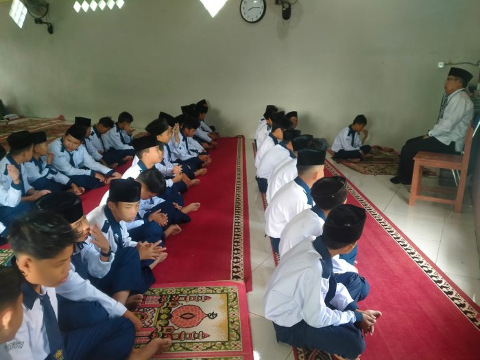 Siswa Kelas VII Antusias Ikuti Kegiatan Sholat Dhuha di Madrasah