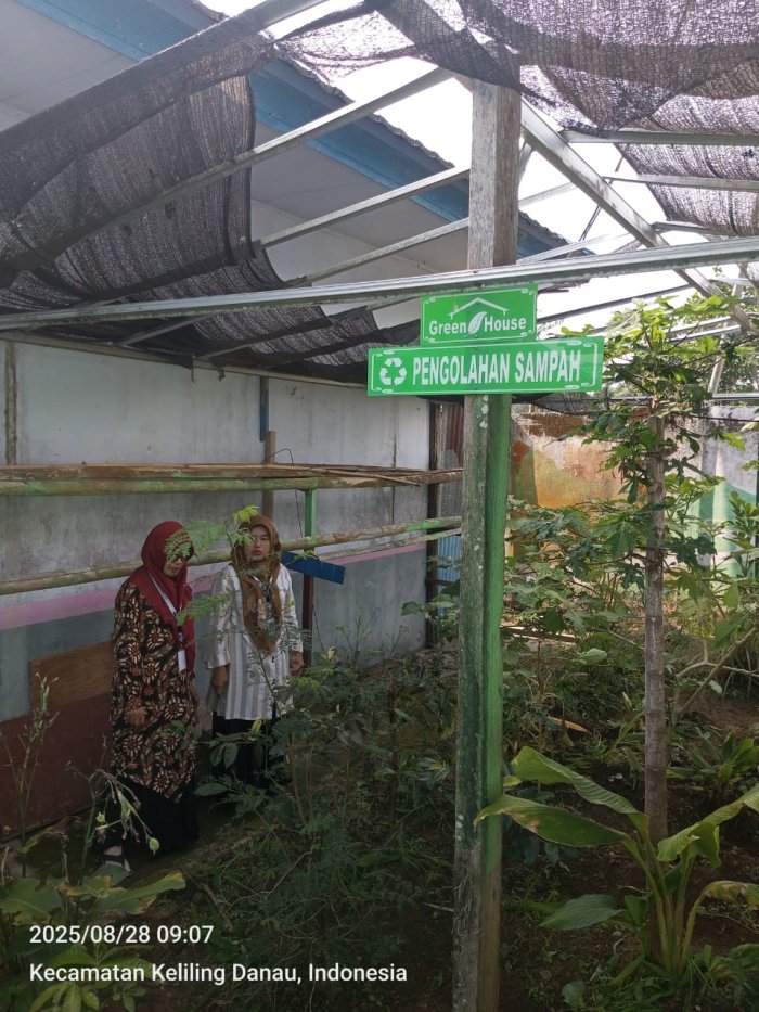 Guru MTs N 6 Kerinci Rawat Lahan TOGA untuk Lingkungan Madrasah yang Sehat Guru MTs N 6 Kerinci Rawat Lahan TOGA untuk Lingkungan Madrasah yang Sehat