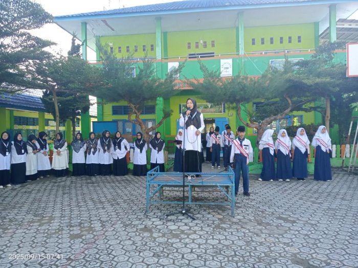 Nidestri, S.Pd Ingatkan Siswa Cara Menghormati Guru Nidestri, S.Pd Ingatkan Siswa Cara Menghormati Guru