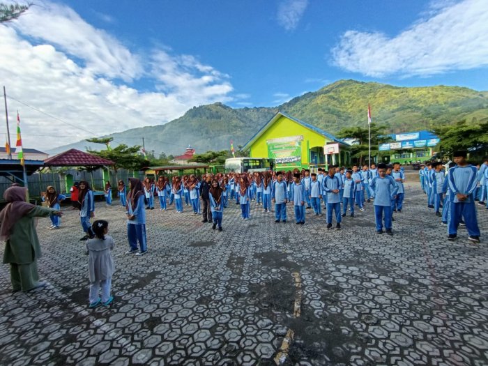 Guru Piket MTsN 6 Kerinci Beri Arahan Sebelum Senam Pagi Guru Piket MTsN 6 Kerinci Beri Arahan Sebelum Senam Pagi