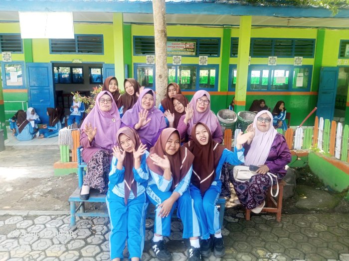 Lambaian Terakhir Seorang Guru di Hari Libur pada Madrasah yang Ia Cintai Lambaian Terakhir Seorang Guru di Hari Libur pada Madrasah yang Ia Cintai