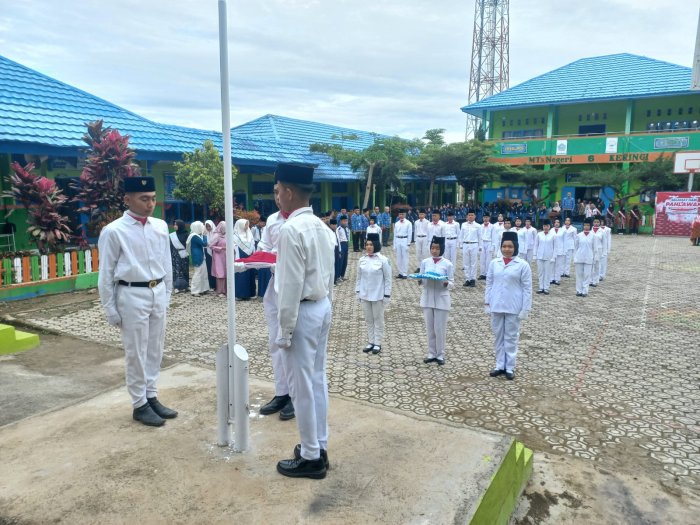 Tampil Memukau, Pasukan Pengibar Bendera MTsN 6 Kerinci Sukses Kibarkan Sang Merah Putih di Hari Pahlawan