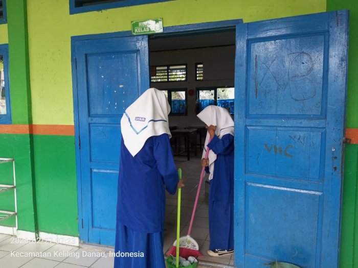 Siswa MTsN 6 Kerinci Tetap Disiplin Piket Saat Ramadan