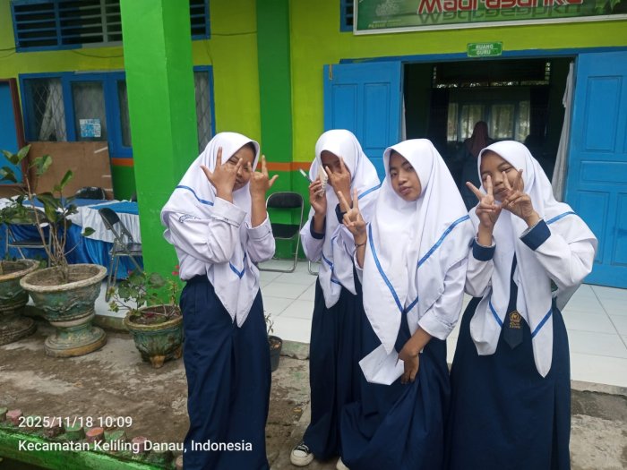 Siswa MTsN 6 Kerinci Pelajari Ekosistem Air Melalui Observasi Kolam Madrasah