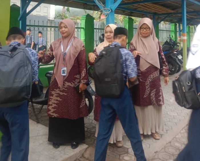 Piket Guru MTsN 6 Kerinci Terapkan Budaya 5S untuk Ciptakan Lingkungan Madrasah yang Ramah dan Disiplin Piket Guru MTsN 6 Kerinci Terapkan Budaya 5S untuk Ciptakan Lingkungan Madrasah yang Ramah dan Disiplin