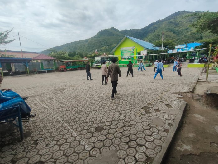 Serunya Latih Tanding Voli Antar Guru dan Siswa MTsN 6 Kerinci