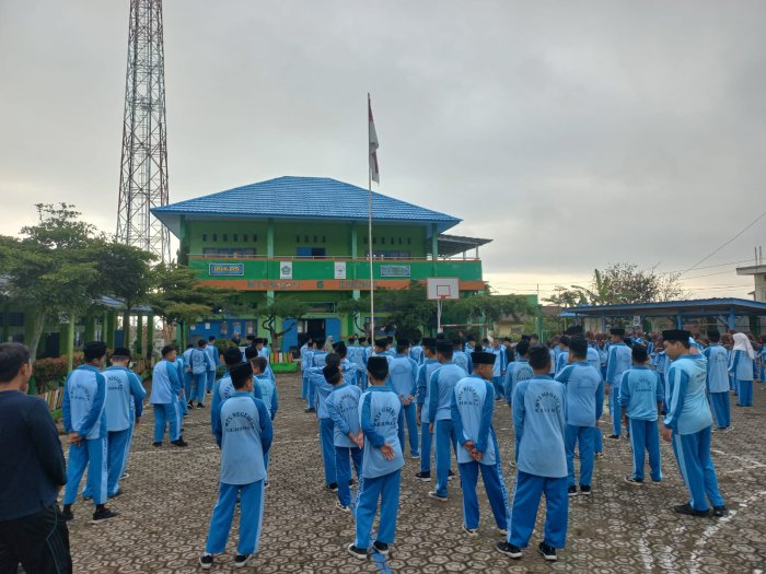 Semangat Pagi Warnai Pelaksanaan Senam Bersama di MTsN 6 Kerinci