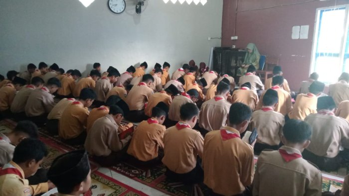 Liyani, Neviza dan Razzan Pimpin Tadarus dan Doa dengan Khidmat Liyani, Neviza dan Razzan Pimpin Tadarus dan Doa dengan Khidmat