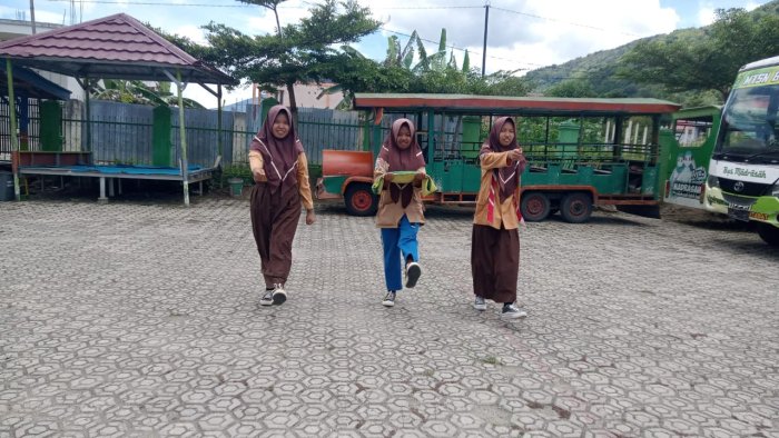 Siswa Kelas 9A Laksanakan Latihan Persiapan Upacara Bendera Hari Senin