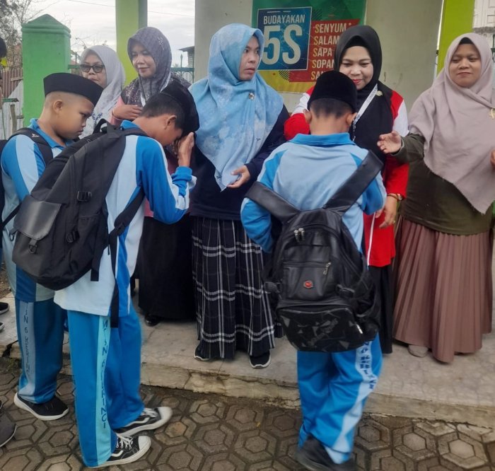 Guru Piket MTsN 6 Kerinci Jalankan Tugas dengan Penuh Dedikasi dari Pagi hingga Siang Guru Piket MTsN 6 Kerinci Jalankan Tugas dengan Penuh Dedikasi dari Pagi hingga Siang