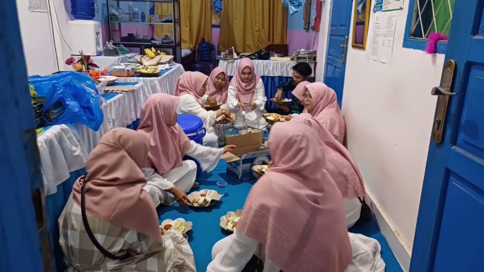 Makan Malam Bersama PTK dan Siswa MTsN 6 Kerinci Usai Sukses Mengisi Acara Pembukaan MTQ ke-53 Kabupaten Kerinci
