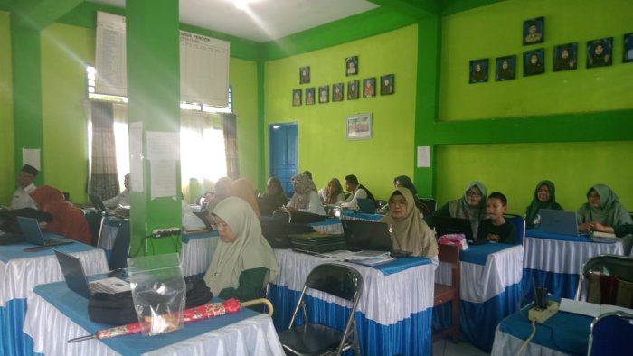Semangat Wali Kelas MTsN 6 Kerinci dalam Pengisian Rapor Mid Semester