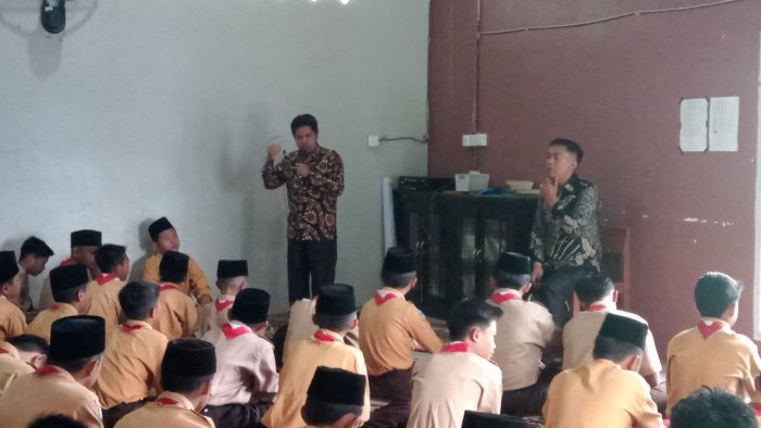 Bapak Mhd. Khairon, M.Pd  Jelaskan Tata Tertib Doa dalam Pembinaan Karakter Usai Sholat Dhuha