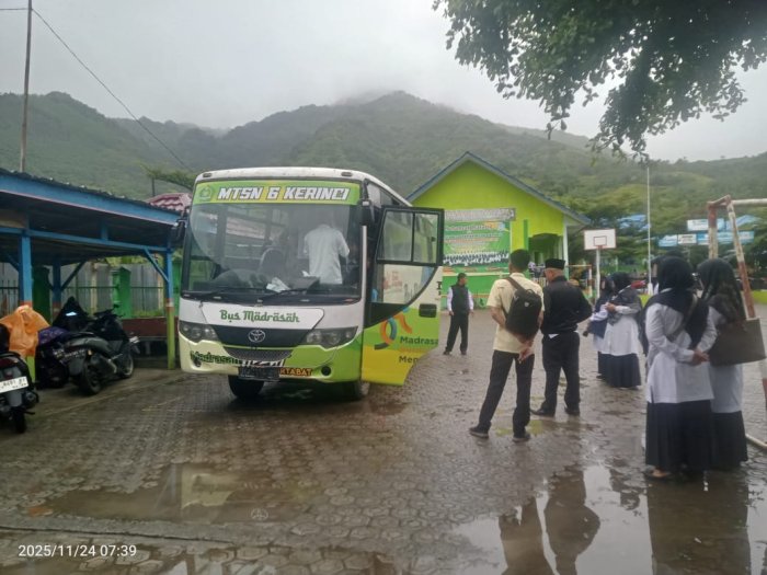 Meski Diguyur Hujan, MTsN 6 Kerinci Gelar Doa Bersama Jelang Pertandingan Terakhir Babak Penyisihan JSFL Reg. Kerinci