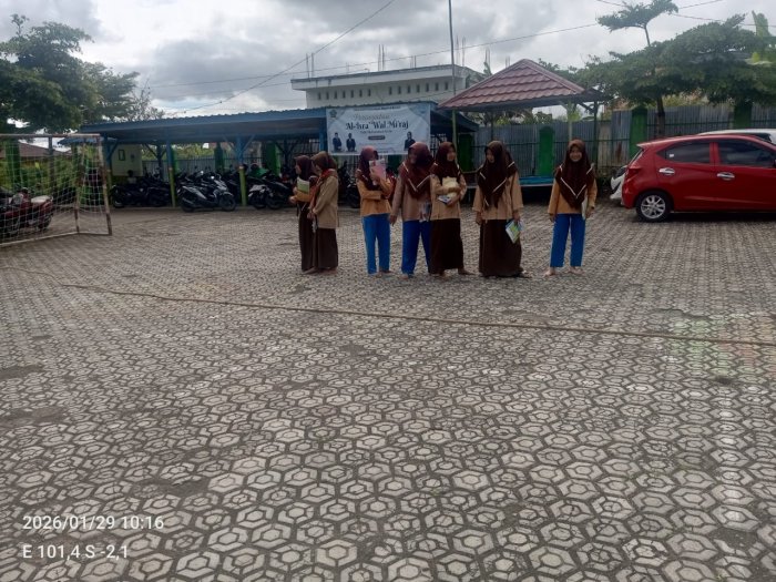 Siswa Kelas VIII D MTs Praktikum IPA Materi Gelombang dengan Alat Sederhana