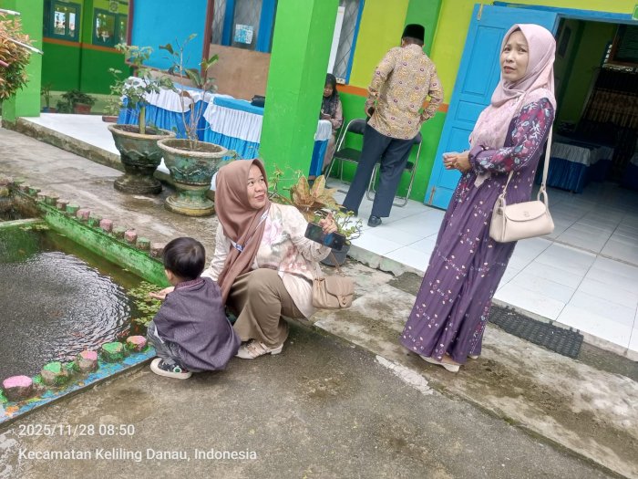 Anak Guru MTsN 6 Kerinci Betah Berlama-lama di Madrasah, Senang Mengamati Ikan Hias di Pinggir Kolam