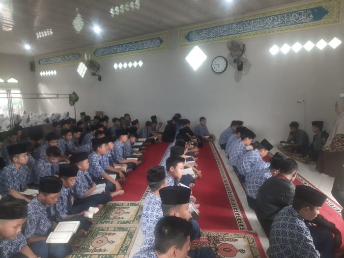 Fathur Siswa Kelas IX C Pimpin Tadarus Pagi, Bukti Kepemimpinan dan Ketaqwaan Siswa MTsN 6 Kerinci Fathur Siswa Kelas IX C Pimpin Tadarus Pagi, Bukti Kepemimpinan dan Ketaqwaan Siswa MTsN 6 Kerinci