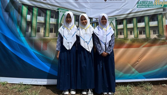 Tiga Siswi MTsN 6 Kerinci Dengan Penuh Semangat Ikuti OMI Mapel IPA Tiga Siswi MTsN 6 Kerinci Dengan Penuh Semangat Ikuti OMI Mapel IPA
