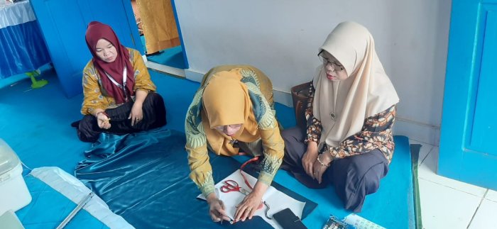 Tingkatkan Keterampilan, Bastina Jaya, S.Pd.I Berikan Pelatihan Menjahit Gratis untuk Rekan Guru MTsN 6 Kerinci