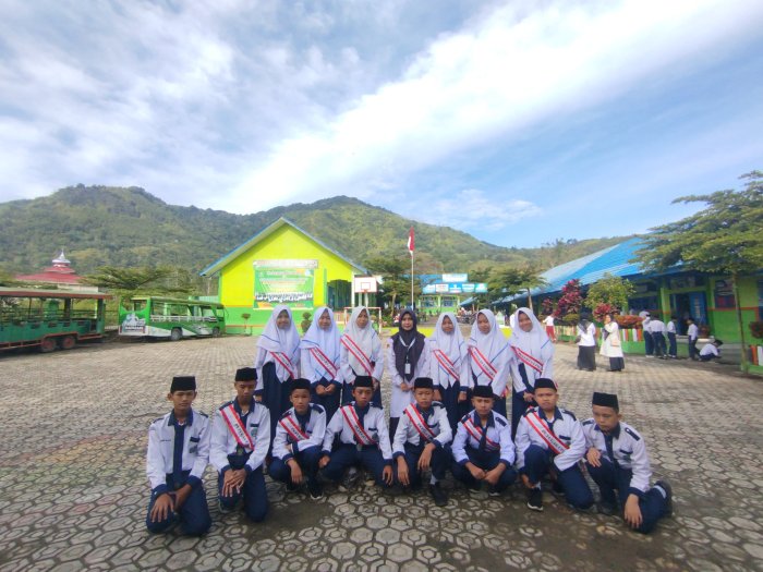 Siswa Kelas 8C Laksanakan Amanah Sebagai Petugas Upacara Siswa Kelas 8C Laksanakan Amanah Sebagai Petugas Upacara