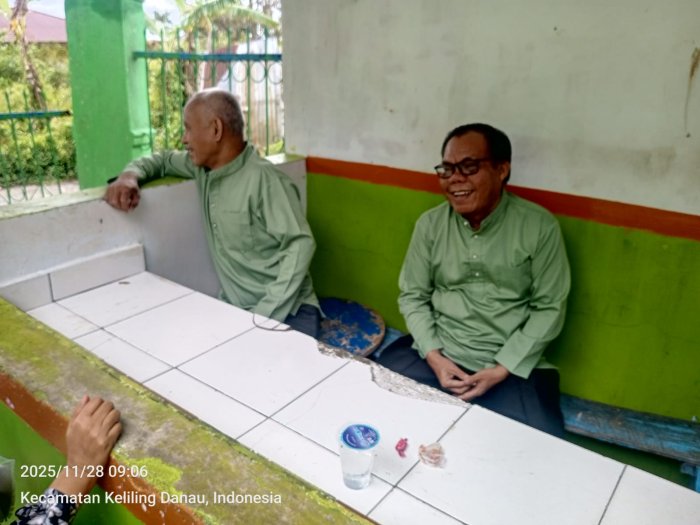 Guru Senior MTsN 6 Kerinci Bercengkrama di Pos Satpam, Bahas Rencana dan Harapan Menjelang Masa Purna Tugas