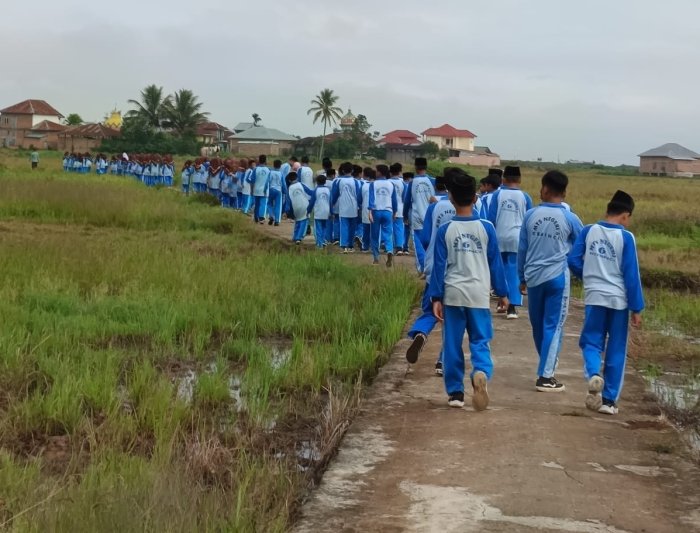 MTsN 6 Kerinci Adakan Jalan Santai dengan Rute Baru, Siswa Semangat Nikmati Pemandangan Sawah MTsN 6 Kerinci Adakan Jalan Santai dengan Rute Baru, Siswa Semangat Nikmati Pemandangan Sawah