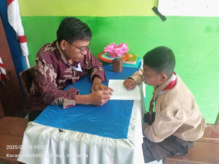 Agung Pamuji, S. Pd Bantu Siswa yang Kurang Lancar Membaca Agung Pamuji, S. Pd Bantu Siswa yang Kurang Lancar Membaca