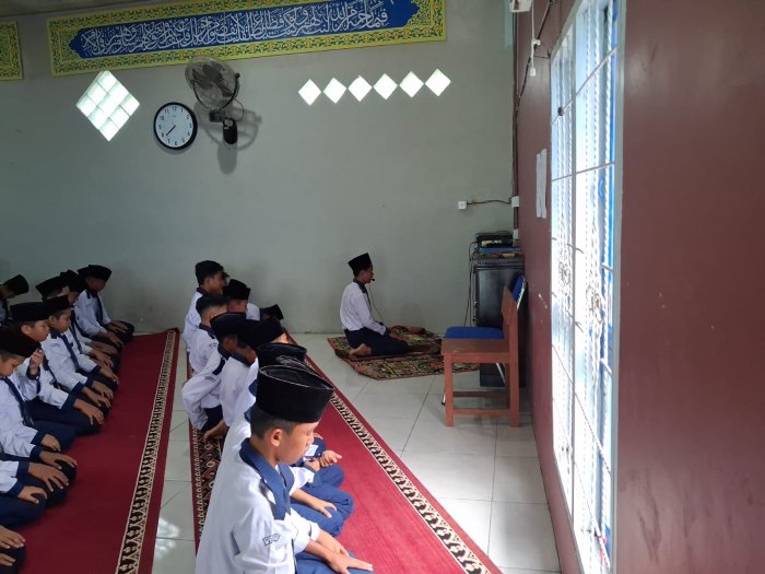 Siswa MTsN 6 Kerinci Laksanakan Sholat Dhuha Berjamaah