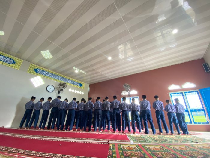 Siswa Kelas VII MTsN 6 Kerinci Laksanakan Salat Dhuha Berjamaah di Musholla Madrasah