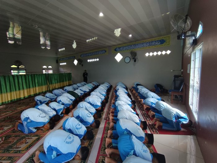 Frengki, Siswa Kelas IX C MTsN 6 Kerinci Jadi Imam Sholat Dzuhur dengan Khusyuk dan Penuh Tanggung Jawab