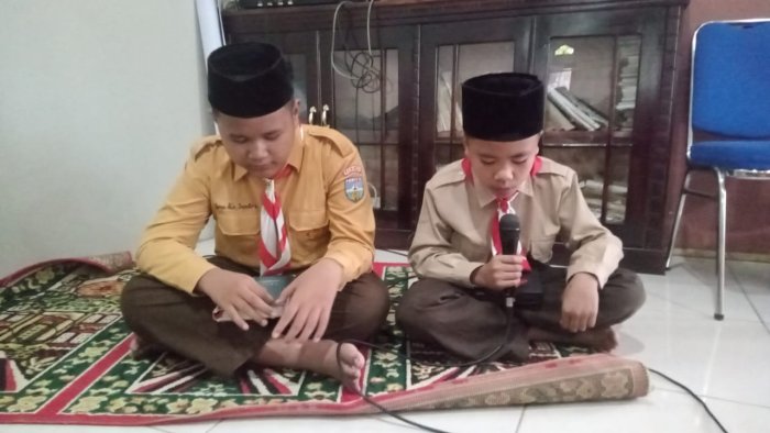 Derga Azia Saputra dan Ozel Al Farizy Kelas VII D Pimpin Kegiatan Tadarus dan Doa