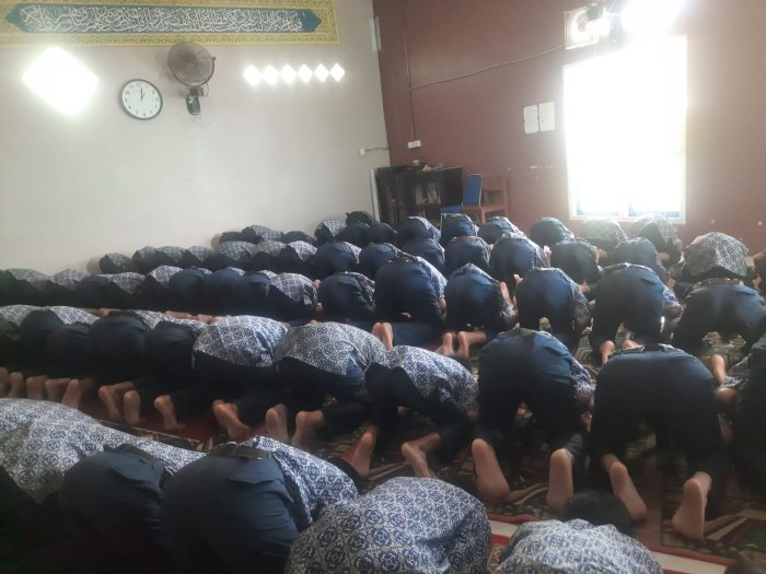 🕌 Sholat Dzuhur Berjamaah MTsN 6 Kerinci Rabu, 15 Oktober 2025 Berlangsung Khusyuk 🕌