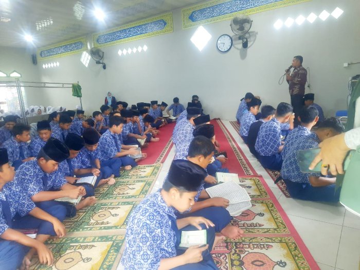 Tingkatkan Kedisiplinan, Guru Piket MTsN 6 Kerinci Berikan Arahan Pasca Tadarus Pagi