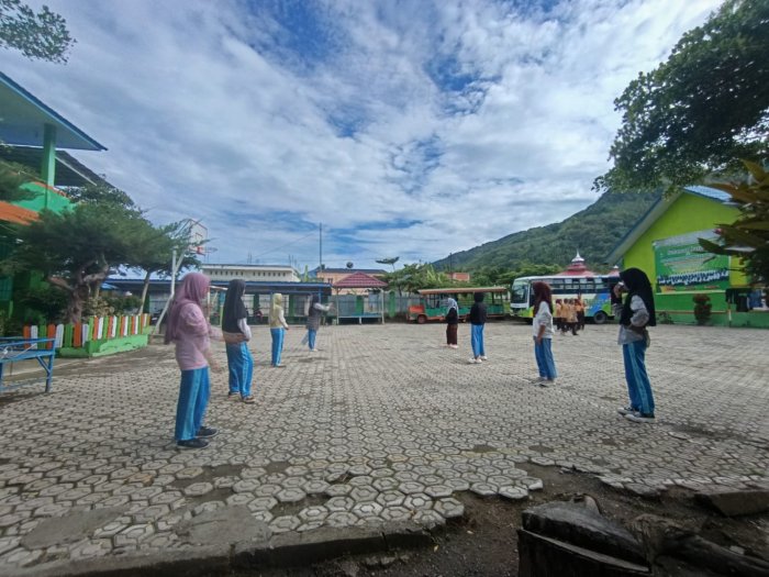 Siswi MTsN 6 Kerinci Rutin Ikuti Ekstrakurikuler Volly Ball