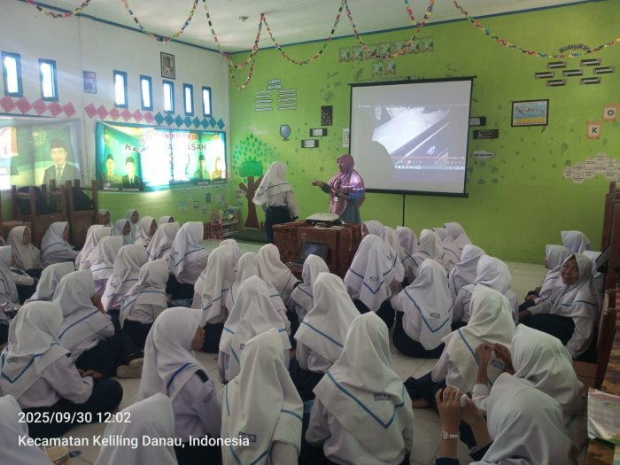 MTsN 6 Kerinci Gelar Nonton Bareng Film G30S/PKI Secara Terpisah