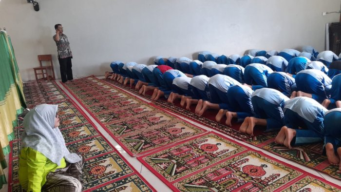 Tingkatkan Kedisiplinan dan Kekhusyukan, Guru Piket MTsN 6 Kerinci Pantau Sholat Dzuhur Berjamaah
