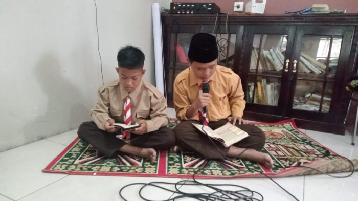 Azim Wahyu Alna Siswa Kelas 8e Pimpin Tadarus Pagi, Didampingi oleh Mustafa