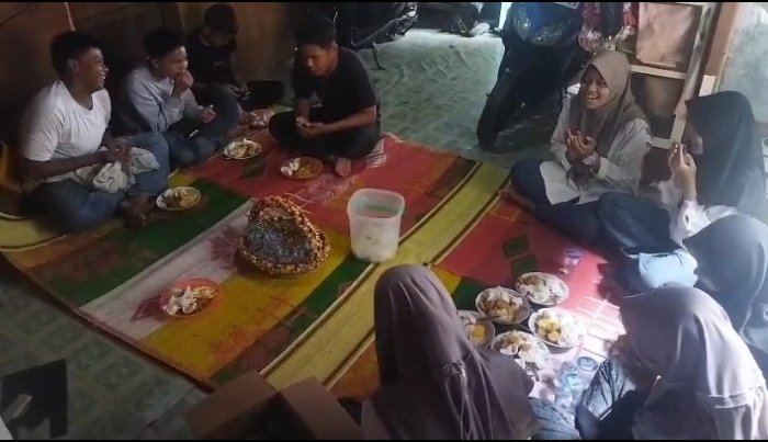 Tingkatkan Kebersamaan, Siswa Kelas IX A MTsN 6 Kerinci Gelar Acara Masak Bersama di Kediaman Wakabid Humas