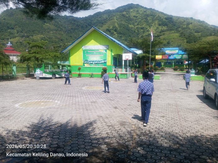 Keceriaan Siswa Menjelang Pulang Sekolah Keceriaan Siswa Menjelang Pulang Sekolah