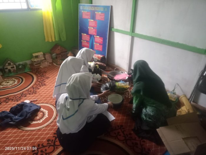 Semangatnya OSIM MTsN 6 Kerinci Siapkan Peralatan dan Bahan Lomba Memasak Khusus Bapak-Bapak