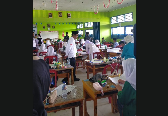 Goresan Indah, Bawa Nama Madrasah: Inaya Salsabila Wakili MTsN 6 Kerinci di Ajang KOMPAS Cabang Kaligrafi Goresan Indah, Bawa Nama Madrasah: Inaya Salsabila Wakili MTsN 6 Kerinci di Ajang KOMPAS Cabang Kaligrafi