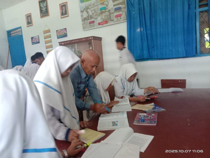 Bapak M. Yamin, S.Pd. Ajak Siswa Dalami Literasi Bahasa Indonesia di Perpustakaan MTsN 6 Kerinci Bapak M. Yamin, S.Pd. Ajak Siswa Dalami Literasi Bahasa Indonesia di Perpustakaan MTsN 6 Kerinci