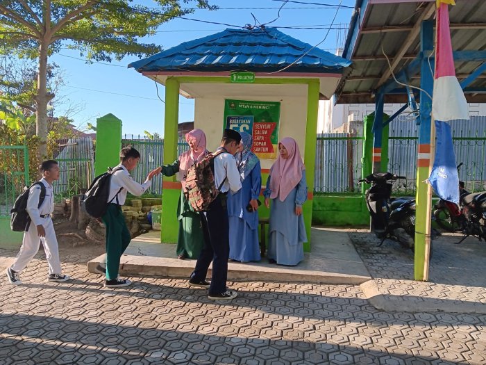 Senyuman di Pagi Hari Menyambut kehadiran Siswa Senyuman di Pagi Hari Menyambut kehadiran Siswa