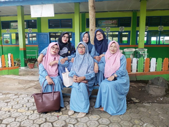 Guru Senior MTsN 6 Kerinci Bersantai dan Bercengkerama di Bawah Pohon Menanti Pergantian Jam Pelajaran Guru Senior MTsN 6 Kerinci Bersantai dan Bercengkerama di Bawah Pohon Menanti Pergantian Jam Pelajaran