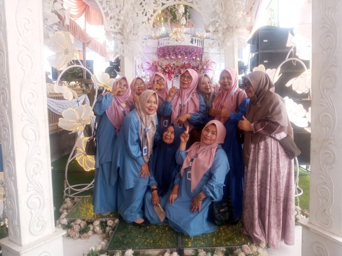 Guru dan Staf MTsN 6 Kerinci Hadiri Undangan Pernikahan di Tengah Masyarakat