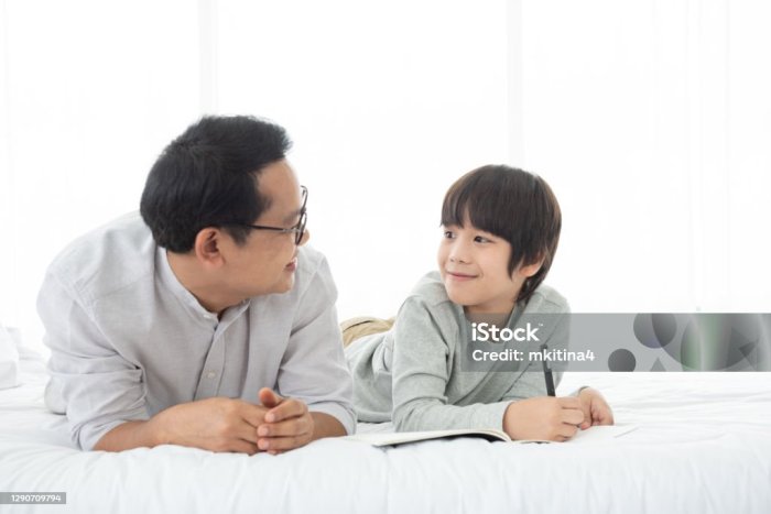 Duduk sini, Nak, dekat sama Bapak. Jangan kau ganggu ibumu. Duduk sini, Nak, dekat sama Bapak. Jangan kau ganggu ibumu.