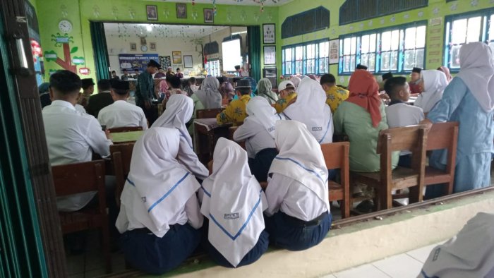 PTK dan Siswa MTsN 6 Kerinci Antusias Saksikan Lomba Fahmil Quran di Saat Jam Istirahat PTK dan Siswa MTsN 6 Kerinci Antusias Saksikan Lomba Fahmil Quran di Saat Jam Istirahat